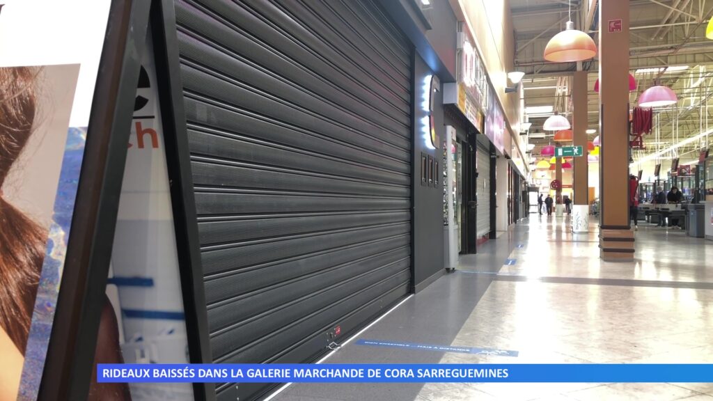 Rideaux baissés dans la galerie marchande de CORA Sarreguemines