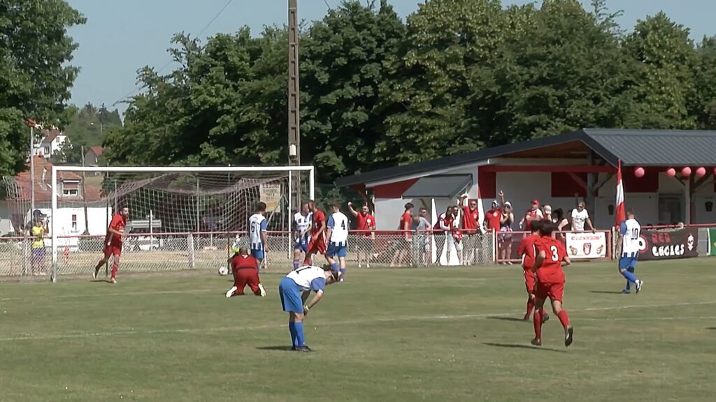 Jour de fête à Montbronn où l’équipe de foot locale affrontait Holving pour le compte de la dernière journée de championnat. Une rencontre anecdotique, mais festive pour Montbronn qui avait à cœur d’offrir une nouvelle victoire à ses supporters. Réalisation : Jules LEFÉBURE - Guillaume DUMONTEIL