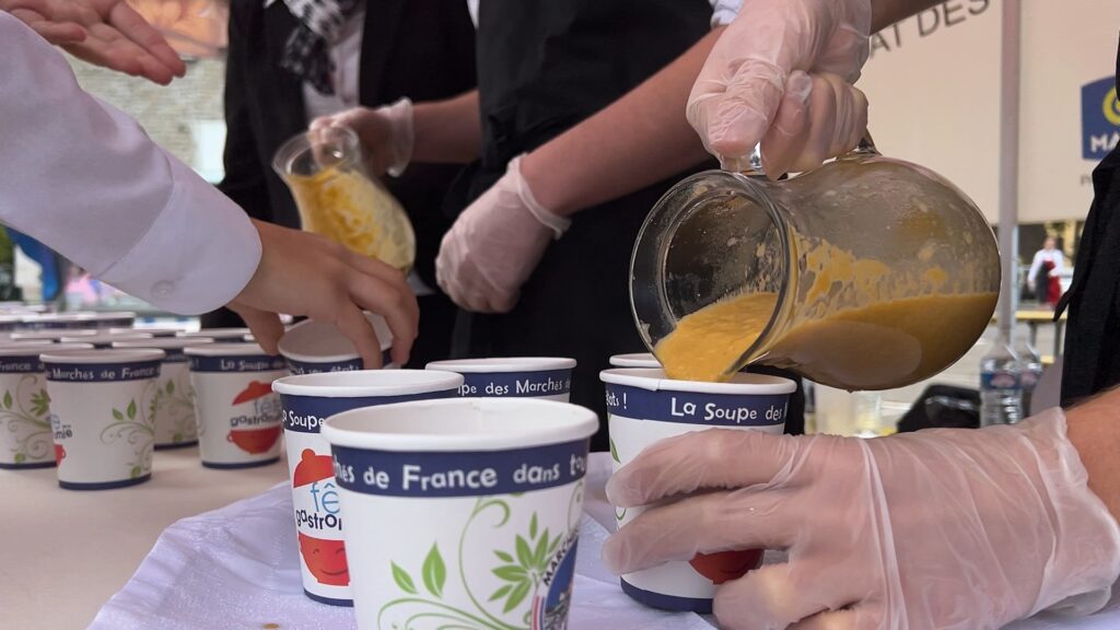 Les élèves du Lycée Simon Lazard proposaient une soupe gastronomique aux passants