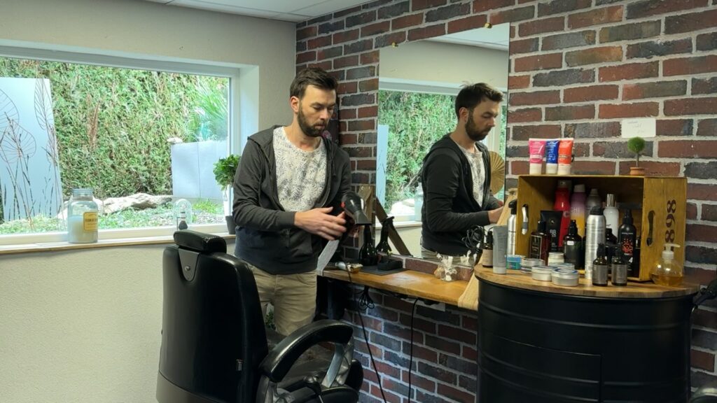 Électricité : des hausses successives difficiles à encaisser pour ce coiffeur