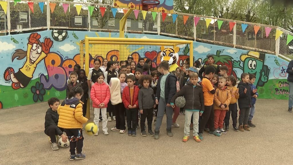 « Dessine ton quartier » : une fresque réalisée par les jeunes du quartier Beausoleil