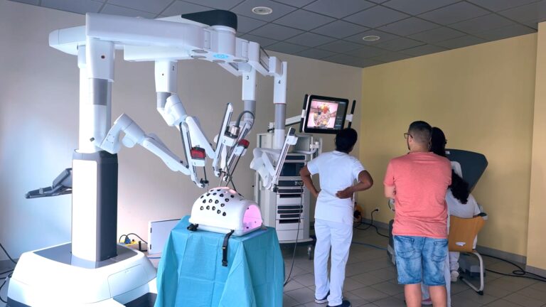 On a testé pour vous le tout nouveau robot d’assistance chirurgical
