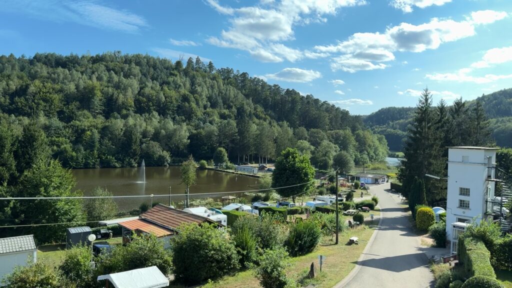 Carte postale d’été : le coin des randonneurs au camping du Muhlenbach