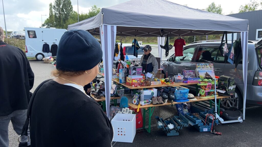 Dans les coulisses du marché aux puces de la Croix-Rouge