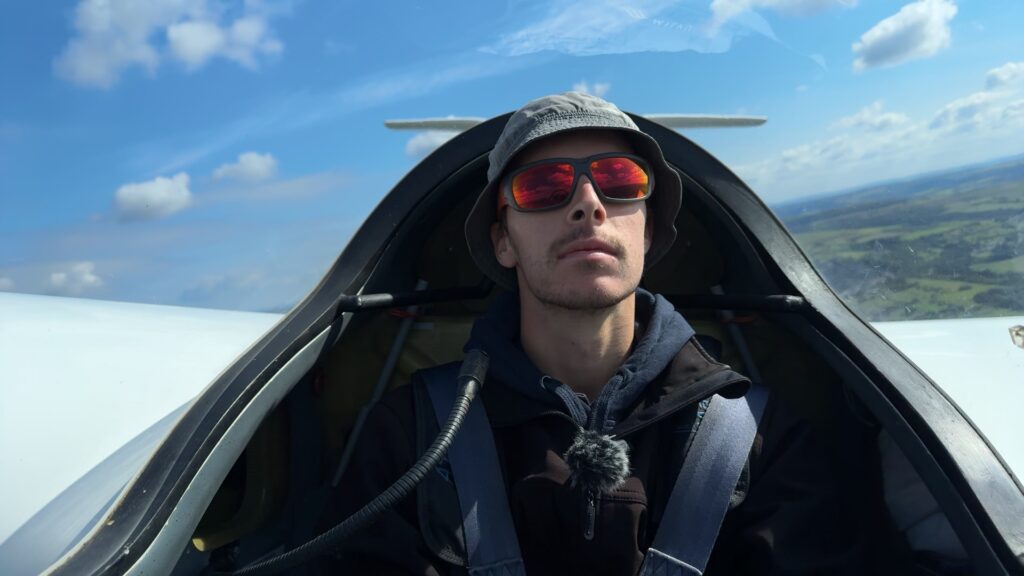 Ça plane pour Victor Mallick, champion de France junior de planeur