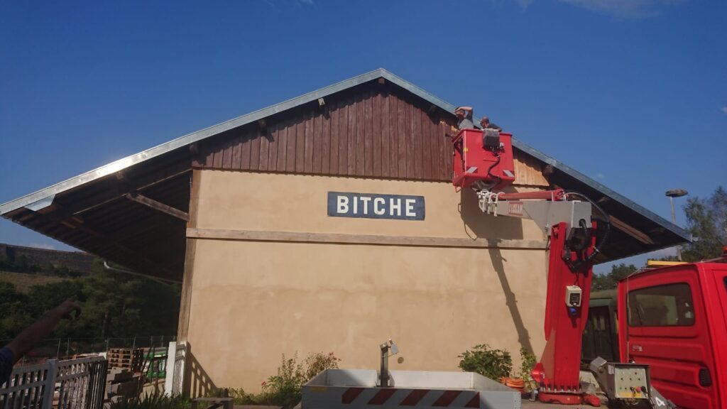 Le panneau de la ville de Bitche posé sur la halle de marchandises