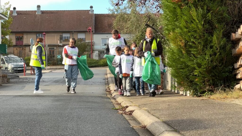 Les jeunes du périscolaire de Hambach nettoient la nature