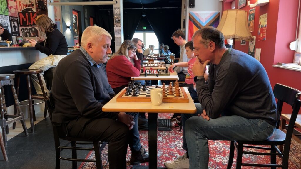 Le public était là pour la première rencontre d’échecs organisée au Domino’s