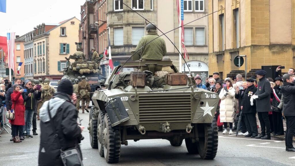 80 ans de la Libération : Sarreguemines rend hommage à ses héros à travers un défilé