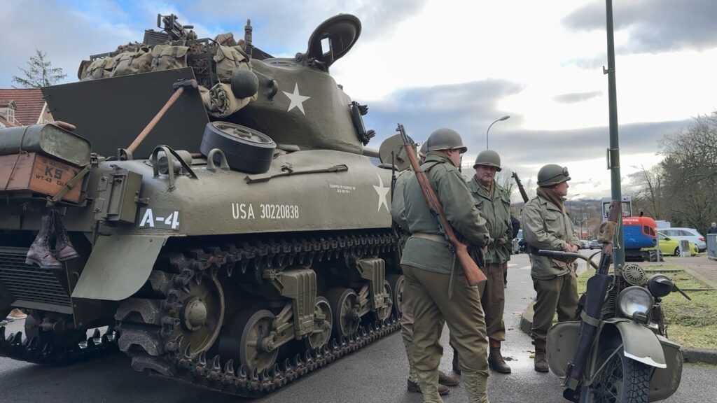 Des véhicules militaires américains en exposition au casino des Faïenceries