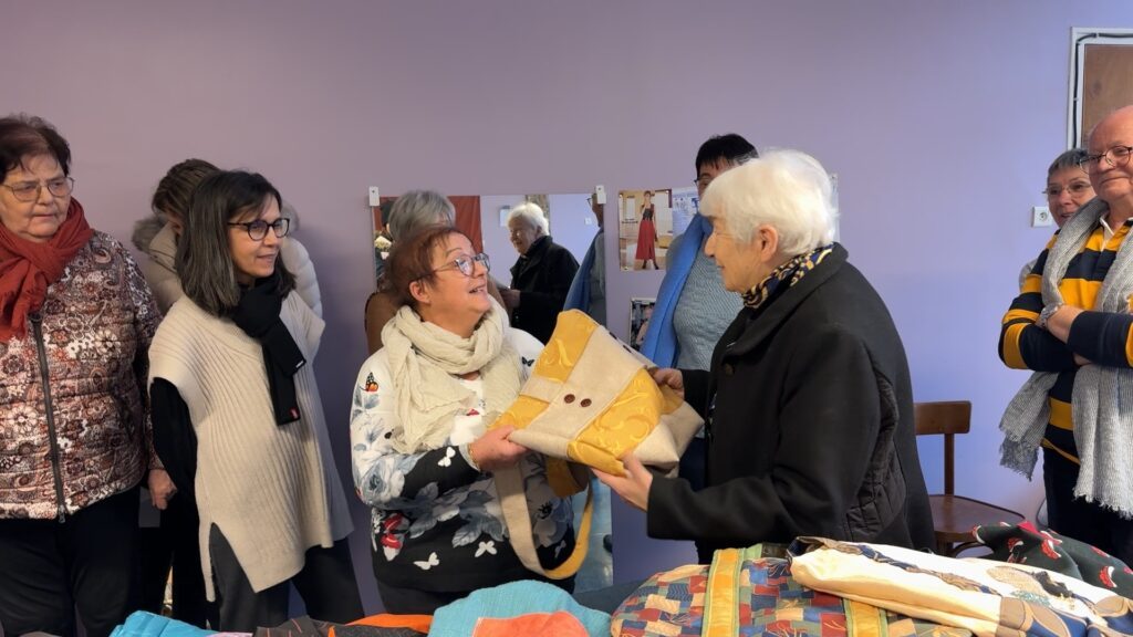 Les couturières offrent des sacs aux Restos du Coeur