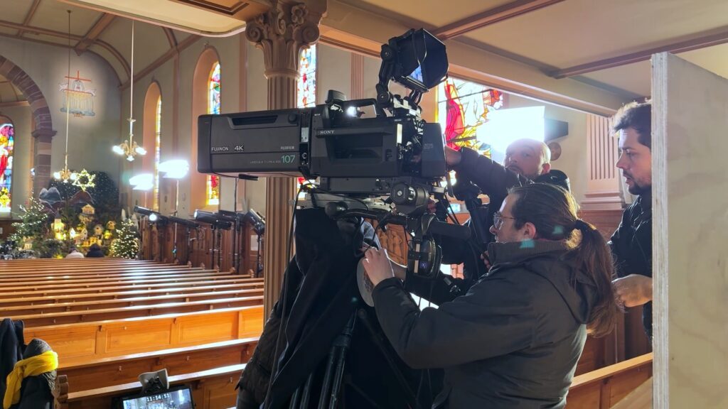 Derniers réglages avant le direct à Walschbronn pour “Le Jour du Seigneur”