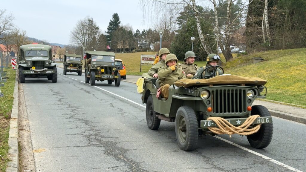 Un convoi militaire d’époque accompagne les familles de vétérans